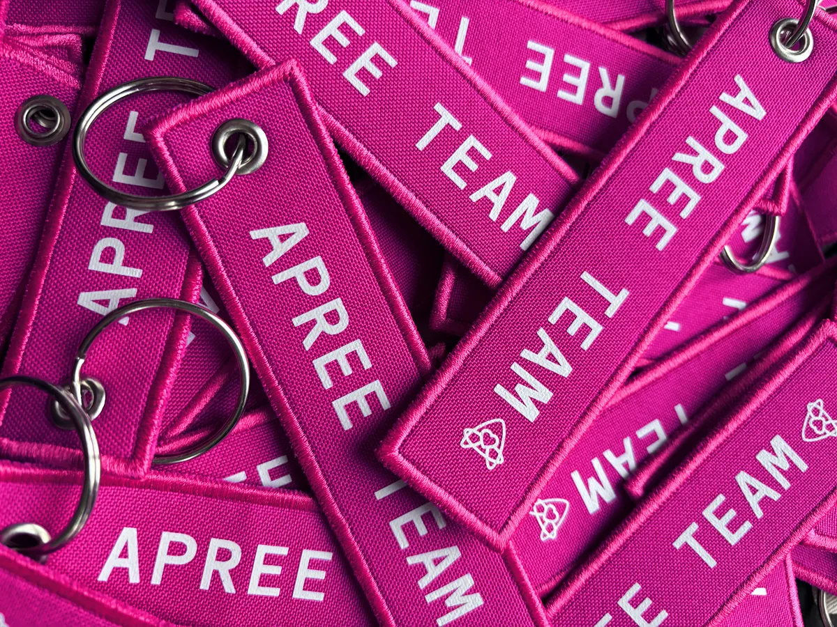 Брелоки на 3D-принтере и вышитые авиатеги на заказ — корпоративные аксессуары для команды, Москва