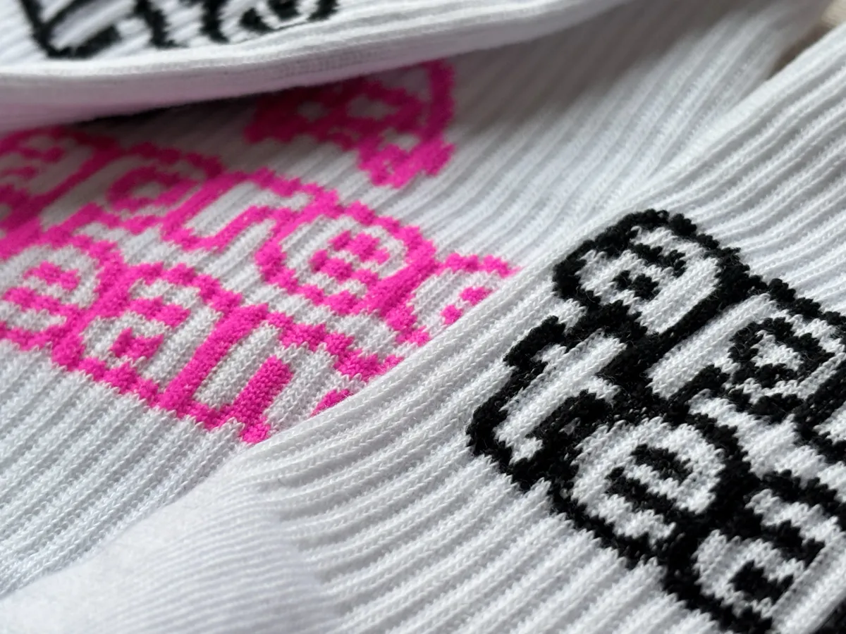 Брендированные носки с логотипом на заказ — корпоративный мерч APREE TEAM, пошив Москва