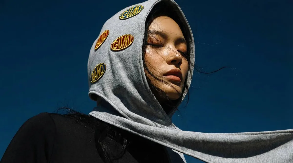 Бренд одежды на заказ — капюшон-балаклава с DTF-нашивками логотипа GUMI BAND, пошив Москва